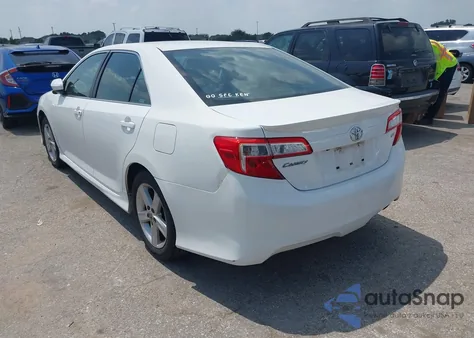 2014 Toyota Camry Se z USA, uszkodzony, nr VIN 4T1BF1FK3EU418053